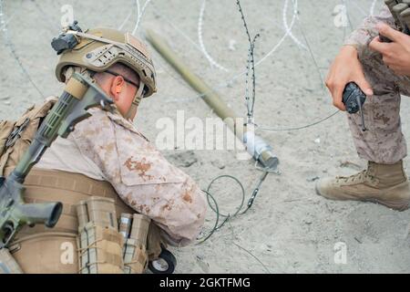 U.S. Marines mit Combat Engineer Platoon, Headquarters and Service Company, Battalion Landing Team 1/1, 11th Marine Expeditionary Unit, bereiten sich darauf vor, ein Hindernis mit einem bangalore-Torpedo während eines Durchbruchs im Marine Corps Base Camp Pendleton, Kalifornien, zu durchbrechen, 29. Juni 2021. Die Marineinfanteristen führten verschiedene mechanische und explosive Durchbrechungen durch, um die Einsatzbereitschaft für einen bevorstehenden Einsatz mit der 11. MEU aufrechtzuerhalten. Stockfoto