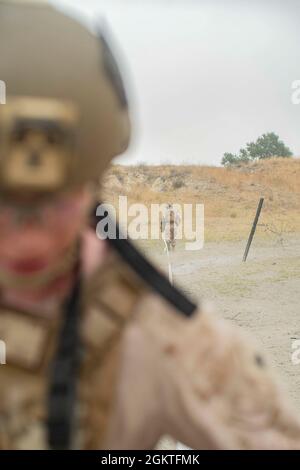 U.S. Marines mit Combat Engineer Platoon, Hauptquartier und Service Company, Battalion Landing Team 1/1, 11. Marine Expeditionary Unit, legen während eines Überbrechens des Bereichs im Marine Corps Base Camp Pendleton, Kalifornien, einen Spuranzeiger auf., 29. Juni 2021. Die Marineinfanteristen führten verschiedene mechanische und explosive Durchbrechungen durch, um die Einsatzbereitschaft für einen bevorstehenden Einsatz mit der 11. MEU aufrechtzuerhalten. Stockfoto