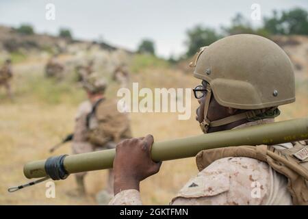 U.S. Marine Corps Lance CPL. Elton Okwuosa, ein Kampfingenieur mit Combat Engineer Platoon, Headquarters and Service Company, Battalion Landing Team 1/1, 11th Marine Expeditionary Unit, trägt einen bangalore-Torpedo während eines Durchbrechens im Marine Corps Base Camp Pendleton, Kalifornien, 29. Juni 2021. Die Marineinfanteristen führten verschiedene mechanische und explosive Durchbrechungen durch, um die Einsatzbereitschaft für einen bevorstehenden Einsatz mit der 11. MEU aufrechtzuerhalten. Stockfoto