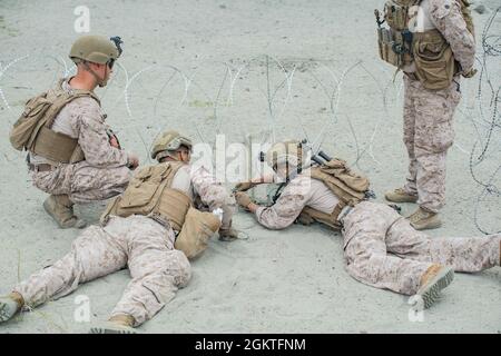 U.S. Marines mit Combat Engineer Platoon, Headquarters and Service Company, Battalion Landing Team 1/1, 11th Marine Expeditionary Unit, bereiten einen bangalore-Torpedo vor, um während eines Durchbruchs des Bereichs im Marine Corps Base Camp Pendleton, Kalifornien, ein Hindernis zu durchbrechen, 29. Juni 2021. Die Marineinfanteristen führten verschiedene mechanische und explosive Durchbrechungen durch, um die Einsatzbereitschaft für einen bevorstehenden Einsatz mit der 11. MEU aufrechtzuerhalten. Stockfoto