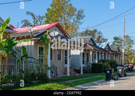 NEW ORLEANS, LA, USA -9. SEPTEMBER 2021: Schrotflintenhäuser mit Dachschaden durch Hurkanen Ida in Uptown Neighborhood Stockfoto