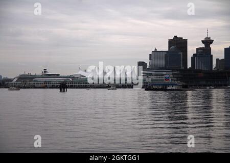 Dramatischer Canada Palace vom Meer aus an einem Tag mit weißem Himmel in Vancouver Stockfoto