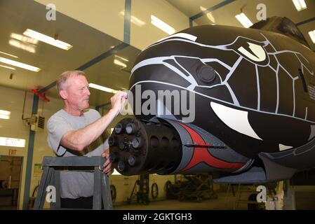 Paul Grigsby, Techniker der Air National Guard Paint Facility, reinigt die Schablonierung auf der Nase eines US Air Force A-10 Thunderbolt II, während er am 29. Juni 2021 in der Lackierkabine der Air National Guard Paint Facility in Sioux City, Iowa, war. Das Flugzeug des 122. Kampfflügels wurde mit einer nicht standardmäßigen Lackierung versehen, um an den 100. Jahrestag der Luftfahrt in der Indiana National Guard zu erinnern. US Air National Guard Foto: Senior Master Sgt. Vincent De Groot Stockfoto