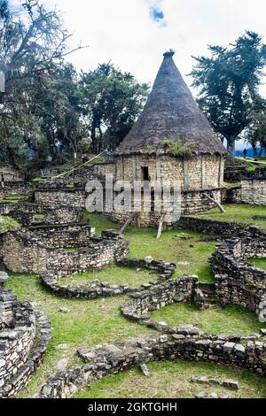 Ruinen von runden Häusern von Kuelap, zerstörte Zitadelle Stadt Chachapoyas Wolke Waldkultur in den Bergen des nördlichen Peru. Stockfoto