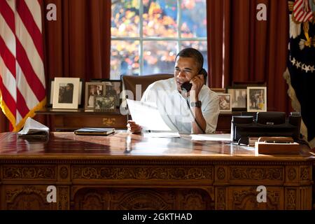 24. November 2011'Ich fotografiere viele Anrufe des Präsidenten vom Oval Office. Aber selten ist das Licht so, hinterleuchtet und reflektiert zurück aus einem Briefing Papier. Am Thanksgiving-Tag telefonierte der Präsident mit 10 Mitgliedern des US-Militärdienstes - jeweils zwei Mitglieder der Armee, der Luftwaffe, der Küstenwache, des Marine Corps und der Marine -, um ihnen für ihren Dienst im Irak und in Afghanistan zu danken und ihnen ein glückliches Thanksgiving zu wünschen." (Offizielles Foto des Weißen Hauses von Pete Souza) Dieses offizielle Foto des Weißen Hauses wird nur zur Veröffentlichung durch Nachrichtenorganisationen und/oder für den persönlichen Gebrauch zur Verfügung gestellt Stockfoto