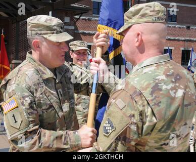 Maj. General Mark Palzer, scheidender Kommandeur der 99. Bereitschaftdivision der US-Reserve (links), erhält die Einheitsfarben von Command Sgt. Maj. John Zimmerman, Befehlsfeldwebel-Major der 99. RD, als Generalleutnant Jody Daniels, Chef der Reserve der Armee und kommandierender General des Reserve-Armeekommandos, amtiert die Zeremonie zur Befehlsänderung am 30. Juni für die 99. RD, die auf der Joint Base McGuire-Dix-Lakehurst, New Jersey, abgehalten wird. Maj. General Rodney Faulk übernahm das Kommando, als Palzer nach einer 39-jährigen Karriere in der Armee in den Ruhestand ging. Die 99. Rd bietet eine konsequente, realistische Schulungsunterstützung sowie moderne Ausrüstung und Personal r Stockfoto