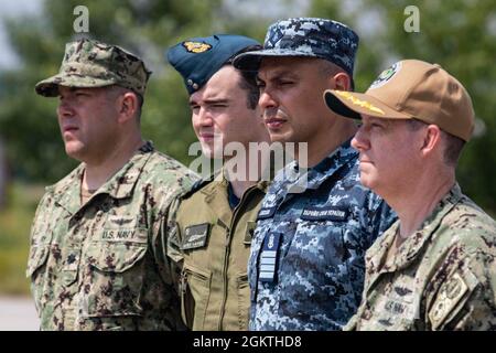 210630-N-BM428-0601 MILITÄRFLUGSTÜTZPUNKT MYKOLAIV, Ukraine (30. Juni 2021) von links, Cmdr. Peter Mallory, US Naval Attache an die US-Botschaft Kiew, der Kapitän der Royal Canadian Air Force Alex Lavoie, Oleksiy Doskato, stellvertretender Kommandeur der ukrainischen Marine, Und Capt. Stuart Bauman, Senior Officer der Sechsten US-Flotte, beantwortet Fragen der Medien während einer Übung Sea Breeze 2021 Luftdemonstration auf dem Militärflugplatz Mykolaiv, Ukraine, 30. Juni 2021. Übung Sea Breeze ist eine multinationale maritime Übung, die seit 1997 von der Sechsten Flotte der USA und der ukrainischen Marine veranstaltet wird. Sea Breeze 2021 ist Design Stockfoto