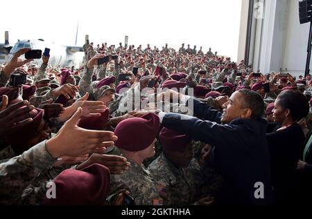 14. Dezember 2011 „Es gab ein Meer kastanienbrauner Barets, als der Präsident und die First Lady die Truppen nach den Bemerkungen zum Ende des amerikanischen Krieges im Irak in Fort Bragg, N.C., begrüßten“ (Offizielles Foto des Weißen Hauses von Pete Souza) Dieses offizielle Foto des Weißen Hauses wird nur zur Veröffentlichung durch Nachrichtenorganisationen und/oder zum persönlichen Druck durch die Betreffzeile(en) des Fotos zur Verfügung gestellt. Das Foto darf in keiner Weise manipuliert werden und darf nicht in kommerziellen oder politischen Materialien, Anzeigen, E-Mails, Produkten oder Werbeaktionen verwendet werden, die in irgendeiner Weise die Zustimmung oder Billigung der Präs suggerieren Stockfoto