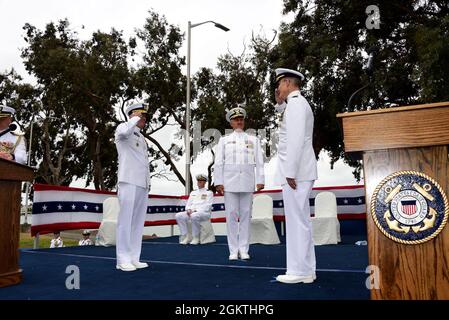 Vice Adm. Michael F. McAllister (links) begrüßt den hinteren ADM. Peter W. Gautier (rechts) während der Befehlswechselzeremonie im pazifischen Raum unter dem Vorsitz des Kommandanten der Küstenwache ADM. Karl L. Schultz (Mitte) auf der Basis Alameda, 30. Juni 2021. Das Pacific Area Command ist das regionale Kommandoelement der Küstenwache und der Truppe für die Sicherheit, Sicherheit und Verwaltung des Seeverkehrs im gesamten Pazifik. Stockfoto