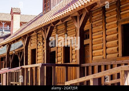 Traditionelle braune Holzhausfassade mit Türen und Fenstern im Landhausstil. Stockfoto