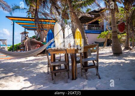 Leeres Strandrestaurant mit Hängematte und Kajak auf Sand am Strand Stockfoto