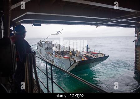 210630-N-IJ902-1139 Philippinische See (30. Juni 2021) – Seeleute werfen Anlegestellen zum Landing Craft Utility 1633 (LCU 1633), während es das Brunnendeck des Amphibiendocks, USS Germantown (LSD-42), erreicht. Germantown, Teil des Amphibiengeschwaders 11, ist zusammen mit der 31. Marine Expeditionary Unit im Verantwortungsbereich der 7. Flotte der USA tätig, um die Interoperabilität mit Verbündeten und Partnern zu verbessern und als einsatzbereite Einsatztruppe zur Verteidigung von Frieden und Stabilität in der Indo-Pazifik-Region zu dienen. Stockfoto