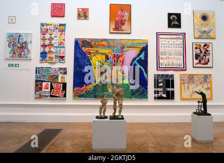 Werke der international renommierten Royal Academicians John Akomfrah, Phyllida Barlow, Tracey Emin, Cornelia Parker, Grayson Perry, Zu sehen sind Richard Rogers, Yinka Shonibare, Bob & Roberta Smith, Wolfgang Tillmans und Rose Wylie. Ebenfalls zu sehen sind Werke anderer bekannter Künstler wie El Anatsui, Michael Armitage, Angela de la Cruz und Hew Locke sowie eine Reihe von Autodidakten und Arbeiten von Mitgliedern der Öffentlichkeit. Die Sommerausstellung ist die weltweit größte Open Submission Ausstellung zeitgenössischer Kunst und findet seit 1769 jedes Jahr ohne Unterbrechung statt. Stockfoto