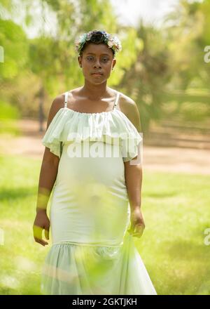 Schwanger afroamerikanische Frau in weißem Kleid Stockfoto