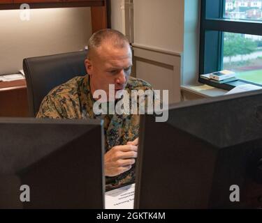 Brig. General Michael E. McWilliams, stellvertretender Kommandeur der Marine Corps Forces Reserve und Marine Corps Forces South, Trifft sich virtuell mit maritimen Partnern aus Argentinien und der US-Marine zu einem Maritime-Mitarbeiter-Talk, um am 30. Juni 2021 bei der Marine Corps Support Facility in New Orleans über Interoperabilität und maritimes Domain-Bewusstsein zu diskutieren. Gespräche mit maritimen Mitarbeitern unterstützen die globale Strategie der USA, indem sie Arbeitsbeziehungen zwischen den USA und den Partnerländern aufbauen und stärken. Stockfoto