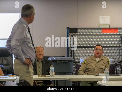 Kapitän Ronald Shaffer, Kommandant der Palmdale Station des Sheriffs im Bezirk Los Angeles, spricht mit Dr. David Smith, Direktor des Werks 42, während eines Sondertreffens, um die Verkehrssicherheit im Werk 42 in Palmdale, Kalifornien, am 30. Juni zu besprechen. Stockfoto