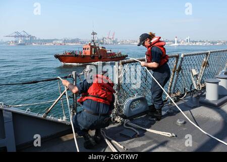 ODESSA, Ukraine (30. Juni 2021) Sonar Technician (Surface) 3rd Class Jonathan Salas, links, Und Sonar Technician (Surface) 2nd Class Paige Jewett, der dem Arleigh Burke-Klasse Lenkflugkörper-Zerstörer USS Ross (DDG 71) zugewiesen wurde, nimmt eine Pilotenleiter ein, als das Schiff den Hafen in Odessa, Ukraine verlässt, um an der Übung Sea Breeze, 30. Juni 2021 teilzunehmen. Übung Sea Breeze ist eine multinationale maritime Übung, die seit 1997 von der sechsten US-Flotte und der ukrainischen Marine im Schwarzen Meer veranstaltet wird. Sea Breeze 2021 wurde entwickelt, um die Interoperabilität der teilnehmenden Nationen zu verbessern und die maritime Sicherheit zu stärken Stockfoto