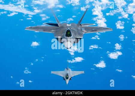 Ein Hawaii Air National Guard F-22 Raptor fliegt in Formation mit einem F3-R Rafale der französischen Luft- und Raumfahrtstreitkräfte am 30. Juni 2021 in der Nähe von Oahu, Hawaii. FASF-Flugzeuge, Wartungs- und Supportmitarbeiter reisten im Rahmen der bilateralen Zusammenarbeit zwischen den Vereinigten Staaten und Frankreich nach Hawaii zur Wakea-Übung. Während der Wakea-Zeit trainierte Hawaii ANG F-22 Raptors mit FASF-Flugzeugen, um die Kompetenz im Luftkampf und die Interoperabilität zwischen den Flugzeugen beider Länder zu verbessern. In einer einzigartigen Vereinigung werden die F-22 und die Luftverteidigungsmission auf der Joint Base Pearl Harbor-Hickam dem 154. Flügel zugewiesen, Stockfoto