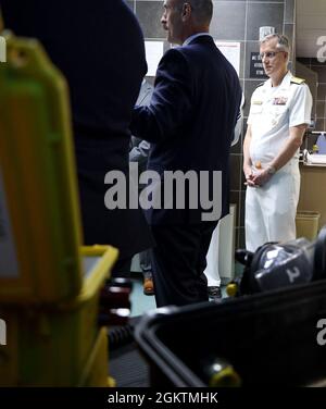 Hinterer Adm. Tim Weber, Commander, Naval Medical Forces Pacific, hört als Wissenschaftler am Naval Submarine Medical Research Laboratory zu Stockfoto