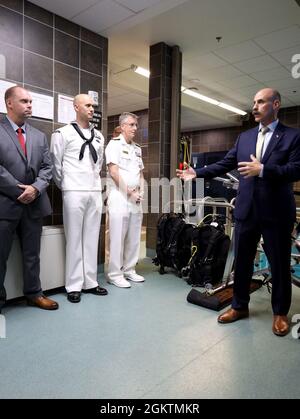 Hinterer Adm. Tim Weber, Commander, Naval Medical Forces Pacific, lauscht als Louis Deflice, pensionierter Master Chief Navy Diving und Leiter der Tauchforschungsabteilung am Naval Submarine Medical Research Laboratory Stockfoto