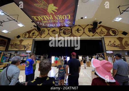 Eine Reisegruppe im Mitchell Corn Palace, auch bekannt als The World's Only Corn Palace.Mitchell.South Dakota.USA Stockfoto