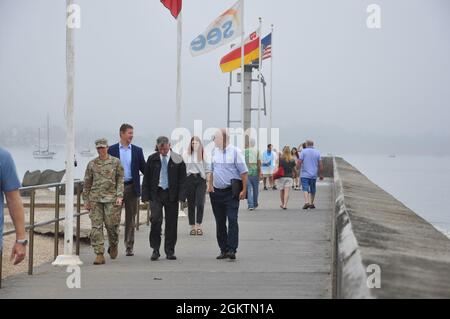 Von links sprechen Oberst Julie Balten, stellvertretender Ingenieur David Van Dorpe und der Bauingenieur Steve Dwyer, das US Army Corps of Engineers im Los Angeles District und Brian Adair, der Manager für Hafenanlagen in der Stadt, über die Hafenprojekte des Corps am 30. Juni 2021 in Santa Barbara, Kalifornien. Stockfoto