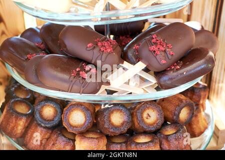 Cake Pops in dunkler Schokolade in Form eines Mini-Eis auf einem Stock. cannelle auf der unteren Ebene Stockfoto