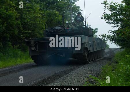 Ein Hauptkampfpanzer der japanischen Selbstverteidigungsmacht vom Typ 90 bewegt sich während der Übung Shinka im Combined Arms Training Center, Camp Fuji, Japan, 30. Juni 2021 durch das Schlachtfeld. Shinka und Übungen wie sie sind ein Beispiel für ein gemeinsames Engagement für innovatives Training, das tödliche, einsatzbereite und anpassungsfähige Kräfte hervorbringt, die in der Lage sind, dezentrale Operationen über eine Vielzahl von Missionen durchzuführen. Stockfoto
