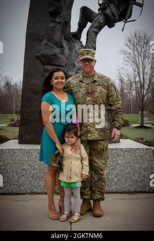 Sgt. 1. Klasse Seth Barham mit seiner Frau Ana und Tochter Reagan posieren für ein Foto im Memorial Park während seiner Promotion-Zeremonie im vergangenen Jahr in Fort Drum. Die Familie Barham hat seitdem ein neues Mitglied zu ihrer Armeefamilie hinzugefügt, als Ana ihren Sohn Jack bei ihrer Heimkehr aus Syrakus am 19. Mai lieferte. (PAO-Foto der 10. Bergdivision) Stockfoto