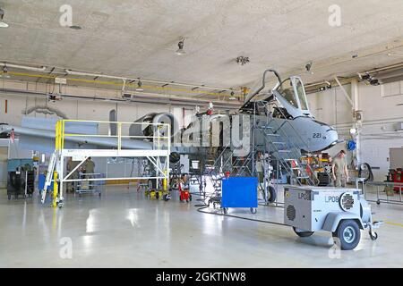 SELFRIDGE AIR NATIONAL GUARD BASE, mich.-- Mitglieder der hier ansässigen 127th Maintenance Squadron führen Phasenwartung an einem A-10 Thunderbolt II durch, der hier am 1. Juli 2021 der 107th Fighter Squadron zugewiesen wurde. Der mehrmontlong Prozess beinhaltet mehrere Phasen der sorgfältigen Inspektion aller Flugzeugkomponenten, um Sicherheit und Funktionalität zu gewährleisten. Stockfoto