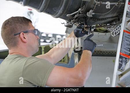 SELFRIDGE AIR NATIONAL GUARD BASE, mich.-- Mitglieder der hier ansässigen 127th Maintenance Squadron führen Phasenwartung an einem A-10 Thunderbolt II durch, der hier am 1. Juli 2021 der 107th Fighter Squadron zugewiesen wurde. Der mehrmontlong Prozess beinhaltet mehrere Phasen der sorgfältigen Inspektion aller Flugzeugkomponenten, um Sicherheit und Funktionalität zu gewährleisten. Stockfoto