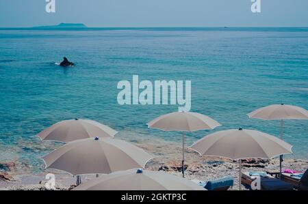 Ruhige Aussicht auf Dhermi Strand türkisfarbenes Wasser und Sonnenschirme Albanien Stockfoto