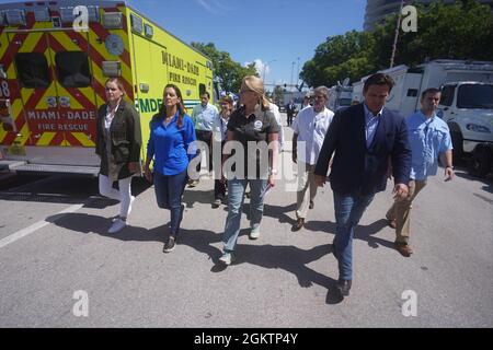 SURFSIDE, FL (1. Juli 2021) - FEMA-Administrator Deanne Criswell trifft sich mit der FEMA-Regionalverwaltung Gracia B. Szczech, Bürgermeister von Miami-Dade, Daniella Levine Cava, Florida Gov. Ron DeSantis, Florida die Senatoren Marco Rubio und Rick Scott, Vertreterin Debbie Wasserman Schultz, FEMA Urban Search and Rescue Workers, schließen sich den Ersthelfern nach dem Gebäudeeinsturz in Surfside, Florida, an. Stockfoto