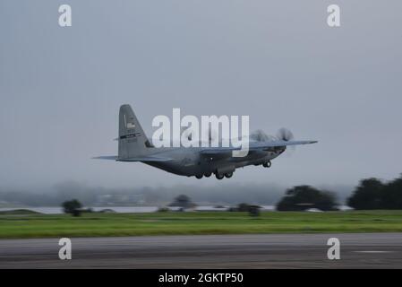 Hurrikanjäger der Air Force Reserve vom 53. Weather Reconnaissance Squadron sind heute von der Keesler Air Force Base auf ihren Weg zur Homestead Air Reserve Base im Süden Floridas abgehoben, um sich für eine Mission im Atlantik zu positionieren. Die Hurikanjäger sollen im Juli 2 mit dem Tropensturm Elsa beginnen. Stockfoto