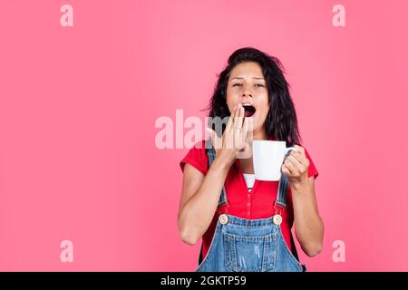 Gähnende Frau riechen heißes Getränk. Genießen Sie leckeres Getränk. Mädchen trinken Kaffee Form Tasse. Frisch und lecker. Holen Sie sich etwas Energie am Morgen. Morgen Stockfoto