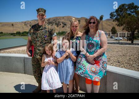 Kleinoffizier der 2. Klasse Joseph Hardebeck, ein Korpsmann mit Batterie A., 1. Bataillon, 11. Marine, 1. Marine Division, steht mit Familie im Marine Corps Base Camp Pendleton, Kalifornien, 1. Juli 2021. Hardebeck erhielt die Purple Heart Medal für seine Verletzungen zur Unterstützung der Operation Enduring Freedom. Stockfoto