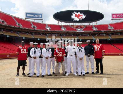 Matrosen, die der USS Harry S. Truman (CVN 75) und der Zeremonialgarde der US-Marine „Drill Team Platoon“ zugewiesen wurden, posieren für ein Foto mit den Botschaftern von Kansas City während einer Tour durch das Feld der Gesundheitsvereinigung der Regierungsmitarbeiter im Arrowhead Stadium in Kansas City, Missouri, am 1. Juli 2021. DAS GEHA Field im Arrowhead Stadium ist die Heimat des Kansas City Chiefs NFL-Teams. Die Veranstaltung war Teil der Kansas City Navy Week, der ersten persönlichen Navy Week seit Beginn der COVID-19 Pandemie, die Seeleute verschiedener Navy-Einheiten in den USA dazu brachte, gezielte Kontakte mit Mitgliedern der Gemeinde zu führen. Navy Wee Stockfoto