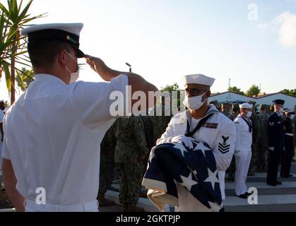 210701-N-GA645-0030 MARINESTÜTZPUNKT ROTA, Spanien (1. Juli 2021) Dienstmitglieder, die dem Kommandanten der US Naval Activities Spanien zugewiesen wurden, nehmen an der jährlichen Flaggenanhebung am 1. Juli 2021 Teil. Während das Anheben der Flagge auf den meisten US-Militäreinrichtungen auf der ganzen Welt ein tägliches Ereignis ist, darf die Marinestation Rota die amerikanische Flagge nur mit einer Sondergenehmigung des spanischen Admirals der Basis in Übereinstimmung mit dem Abkommen über die Zusammenarbeit im Verteidigungsbereich fliegen. Stockfoto