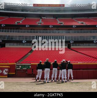 Segler, die der Feierlichen Garde der US-Marine „Drill Team Platoon“ zugewiesen wurden, besuchen das Feld der Gesundheitsvereinigung der Regierungsmitarbeiter im Arrowhead Stadium in Kansas City, Missouri, 1. Juli 2021. DAS GEHA Field im Arrowhead Stadium ist die Heimat des Kansas City Chiefs NFL-Teams. Die Veranstaltung war Teil der Kansas City Navy Week, der ersten persönlichen Navy Week seit Beginn der COVID-19 Pandemie, die Seeleute verschiedener Navy-Einheiten in den USA dazu brachte, gezielte Kontakte mit Mitgliedern der Gemeinde zu führen. Die Navy Weeks bestehen aus einer Reihe von Veranstaltungen, die vom Navy Office of Community Outreach koordiniert werden Stockfoto