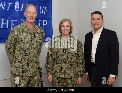 210701-N-UN340-001 SAN DIEGO (JUL. 1, 2021) Vize-Adm. Kelly Aeschbach, Zentrum, Kommandant, Naval Information Forces (NAVIFOR) trifft sich mit dem hinteren ADM. Douglas Small, Commander, Naval Information Warfare Systems Command (NAVWAR) und NAVWAR Executive Director John Pope bei einem Besuch des San Diego Campus der Altstadt von San Diego am Naval Base Point Loma, San Diego, Kalifornien. Als „IBOSS“ der Marine leitet Aeschbach den IW-Befehl NAVIFOR, der die Anforderungen an Mensch, Ausbildung und Ausrüstung im gesamten IW-Unternehmen erfüllt. Stockfoto