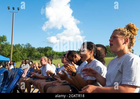 US Air Force Airmen nehmen an der Show während der USO Summer Tour am 1. Juli 2021 im Joint Base San Antonio-Lackland, Texas, Teil. Die USO bringt Shows an Hunderttausende von amerikanischen Service-Mitgliedern auf der ganzen Welt. Dies ist das erste persönliche Ereignis seit Beginn der COVID-19-Pandemie, das die US-Dienstmitglieder weltweit getroffen hat. Stockfoto