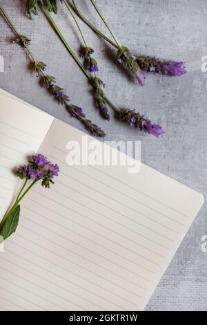 Notizbuch oder Journal, leer, auf rustikaler Tischeinstellung Stockfoto