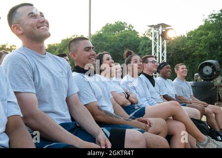 US Air Force Airmen nehmen an der Show während der USO Summer Tour am 1. Juli 2021 im Joint Base San Antonio-Lackland, Texas, Teil. Die USO bringt Shows an Hunderttausende von amerikanischen Service-Mitgliedern auf der ganzen Welt. Dies ist das erste persönliche Ereignis seit Beginn der COVID-19-Pandemie, das die US-Dienstmitglieder weltweit getroffen hat. Stockfoto