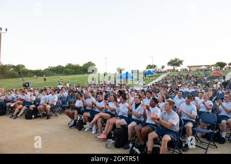 US Air Force Airmen nehmen an der Show während der USO Summer Tour am 1. Juli 2021 im Joint Base San Antonio-Lackland, Texas, Teil. Die USO bringt Shows an Hunderttausende von amerikanischen Service-Mitgliedern auf der ganzen Welt. Dies ist das erste persönliche Ereignis seit Beginn der COVID-19-Pandemie, das die US-Dienstmitglieder weltweit getroffen hat. Stockfoto
