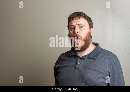Wütender Mann, der wütend auf die Kamera schreit Stockfoto