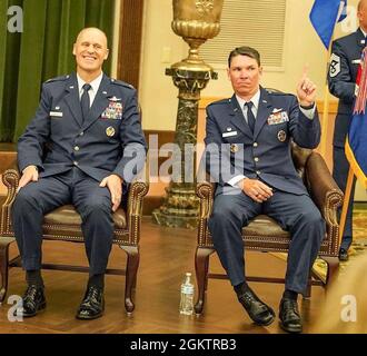 Der scheidende Kommandant, Oberst Steven Anderson und der ankommende Kommandant, Oberst James Hewitt, lachen während der Zeremonie zum Befehlswechsel des 688. Cyberspace Wings am 1. Juli. 2021 am Joint Base San Antonio-Lackland, Texas. Stockfoto
