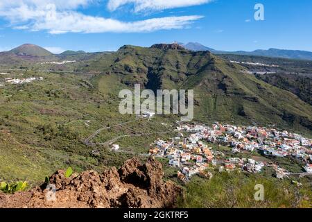 Wandern in den Bergen von Teno mit schöner Aussicht auf die Stadt Tamaimo, Teneriffa, Gran Canaria, Spanien Stockfoto