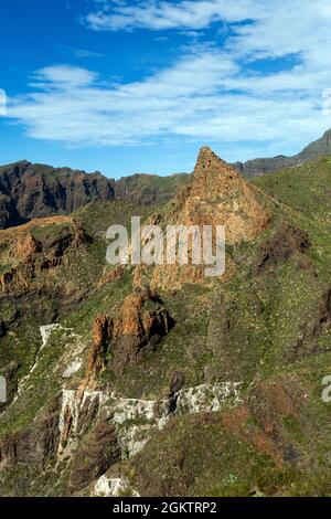 Atemberaubende Aussicht auf die Berge Südliche Region Teno Viths Blick auf Montana Guama auf Teneriffa, Gran Canaria, Spanien Stockfoto