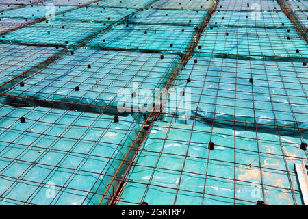 Form Arbeit und Verstärkung platziert über Kunststofffolien in Vorbereitung für den Beton gießen.Dies ist ein schwimmendes Fundament Stockfoto