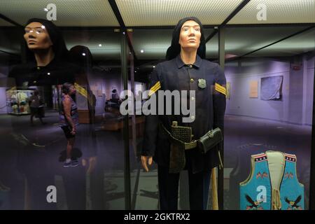 Indianische Polizeiuniformen aus dem späten 19. Jahrhundert werden im Akta Lakota Museum & Cultural Center ausgestellt.Chamberlain.South Dakota.USA Stockfoto